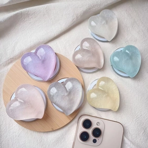 Détail des supports de téléphone en résine en forme de cœur aux couleurs pastel