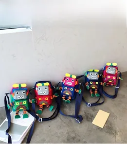 Détail de cinq sacs bandoulière robot colorés pour enfants en plusieurs couleurs vives