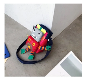 Détail du sac à bandoulière robot coloré avec sangle en nylon et design patchwork varié