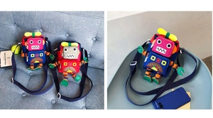 Détail du sac bandoulière robot en toile colorée avec sangle réglable et éléments en 3D