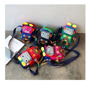 Sacs à bandoulière robot colorés en toile avec bandoulière réglable sur fond gris neutre