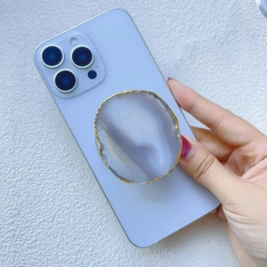 Détails du support de téléphone en agate naturelle, texture violette et bords dorés