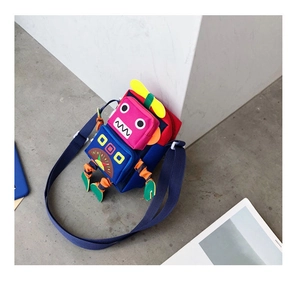 Détail du sac bandoulière robot avec broderies colorées et hélice décorative