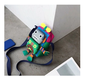 Détail de la sacoche robot en toile colorée avec plusieurs poches zippées pratiques