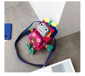 Détail d'un sac bandoulière robot coloré pour enfants avec une sangle bleue réglable