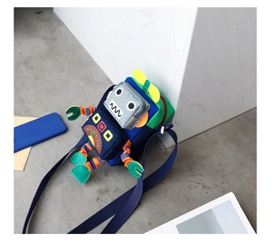 Vue détaillée du sac bandoulière robot avec patchwork coloré et membres en 3D