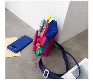 Détail de la sacoche bandoulière monstre colorée avec poches zippées pour enfants