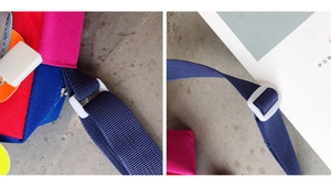 Détail du sac robot bicolore avec bandoulière tissée bleue et boucle de réglage blanche