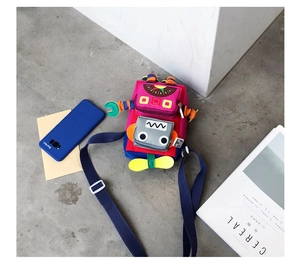 Détail du sac bandoulière robot avec poches colorées et sangle bleue réglable