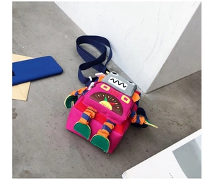 Détail du sac bandoulière robot avec sangle bleue et patchs colorés de haute qualité