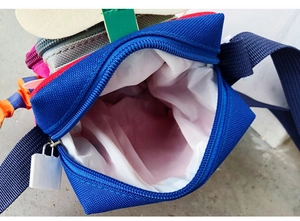 Vue détaillée de l'intérieur d'un sac bandoulière en toile bleue avec doublure blanche
