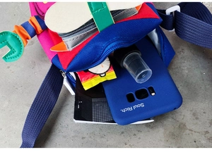 Détail de l'intérieur du sac bandoulière en toile montrant l'espace de rangement pratique