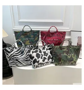 Vue détaillée de cinq grands sacs cabas aux motifs léopard et tropicaux en plusieurs coloris
