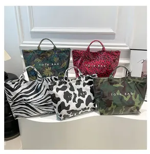 Collection détaillée de cinq grands sacs cabas avec des motifs léopard et zèbre