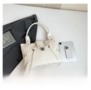 Vue détaillée du sac cabas en cuir grainé blanc avec garnitures métalliques fleuries