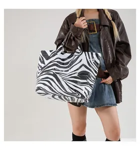 Vue détaillée d'un sac cabas à imprimé zèbre avec lettrage blanc et texture en toile