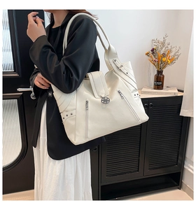 Détail du sac cabas en cuir PU crème avec fermetures éclair et boucle fleur en métal