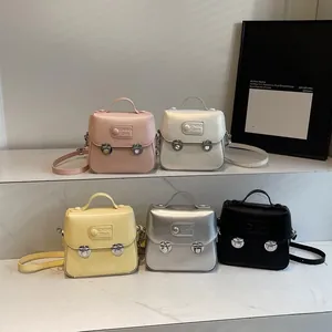 Détail de cinq mini sacs à bandoulière de luxe en plusieurs couleurs sur présentoir