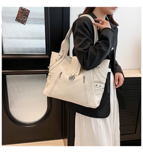 Grand sac cabas blanc avec fermetures éclair verticales et détail de breloque fleurie