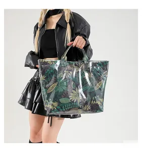 Gros plan du sac cabas grande capacité avec imprimé feuilles vertes et fini brillant