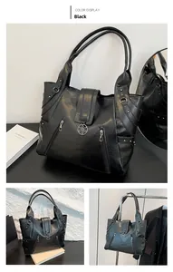 Détail du sac cabas en cuir noir avec texture litchi et poches zippées latérales