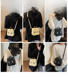 Collage de sacs carrés beige et noir avec détails de boucles métalliques élégantes