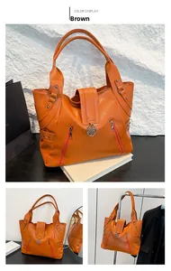 Vue détaillée du grand sac cabas vintage marron avec boucle métallique en forme de fleur