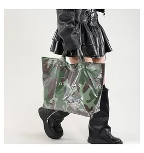 Détail d'un sac cabas camouflage brillant avec inscription TOTE BAG blanche imprimée