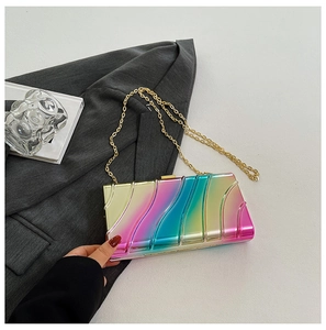 Dettaglio pochette in acrilico arcobaleno con trama ondulata e catena dorata