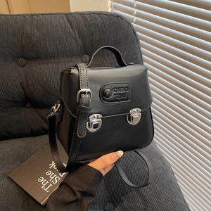 Sac à bandoulière carré noir minimaliste en cuir mat avec boucle argentée et poignée