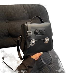 Mini sac bandoulière en cuir noir chic avec boucles argentées et une poignée supérieure