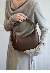 Detail der dunkelbraunen Hobo-Tasche mit litchi-narbenleder und goldener Hardware