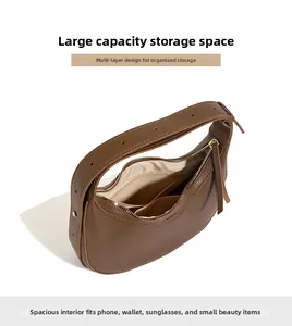 Innenansicht der braunen Hobo-Tasche mit großem Fassungsvermögen und Innentaschen