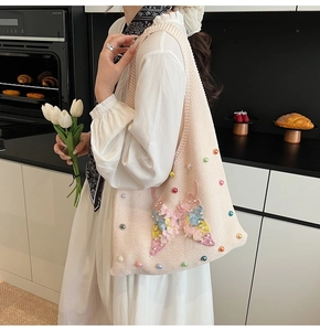 Sac fourre-tout en tricot crème avec grands papillons roses 3D et perles colorées