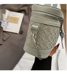 Detailansicht der gewebten hellblauen Zylindertasche mit hochwertigem silbernen Reißverschluss