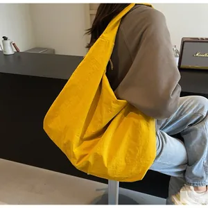 Gedetailleerd overzicht van felgele nylon draagtas met casual geplooid ontwerp voor dagelijks werk