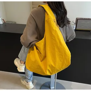 Grote gele canvas draagtas met natuurlijke textuur getoond in een casual levensstijl