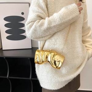 Pochette dorée à effet miroir avec un design plissé sculptural et une bandoulière chaîne