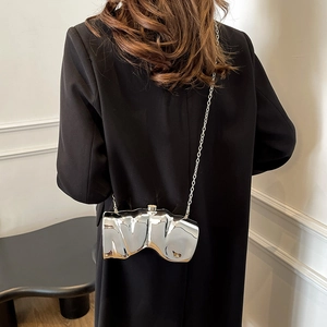 Sac bandoulière argenté tendance avec design sculptural plissé irrégulier pour femmes