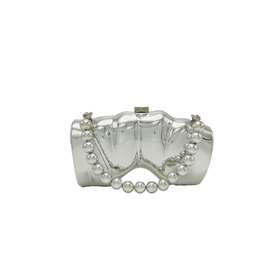 Sac carré argenté futuriste avec grande poignée en perles et finition miroir