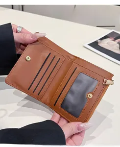 Interno del portafoglio marrone con scomparti per carte, finestra ID e tasca zip