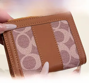 Dettaglio della trama in pelle marrone e tessuto rosa monogramma di questo mini portafoglio