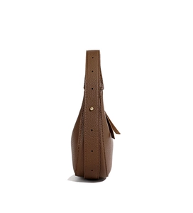 Detailansicht der braunen Hobo-Bag aus Leder mit verstellbarem, breitem Schultergurt