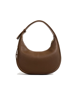 Detailansicht braune Hobo-Tasche aus genarbtem Leder mit goldenem Reißverschluss