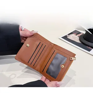 Vista interna del portafoglio in pelle marrone con fessure per carte e zip dorata