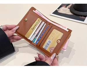 Dettagli del portafoglio in pelle litchi color caramello con scomparti per carte e ID