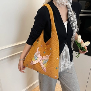 Sac hobo en tricot moutarde avec broderie papillon 3D et perles colorées fait à la main