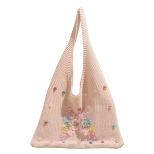 Sac fourre-tout rose en maille avec appliqué papillon 3D et perles colorées sur fond blanc