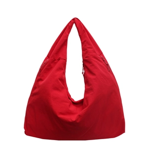 Grote rode nylon hobo tas met brede schouderband en trekkoordjes aan de zijkanten
