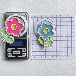 Detailed size and weight measurement of pink and blue pearl flower phone stand accessories